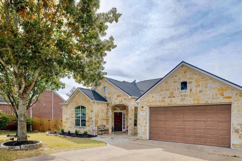 Foto principal - 327 Country Creek Dr