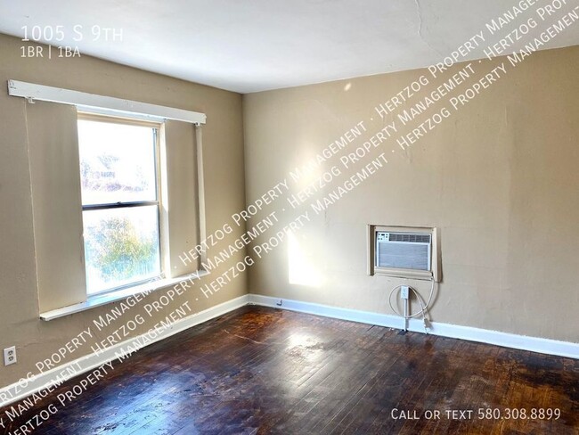 Building Photo - Freshly updated 1 bedroom 1 bathroom duplex!