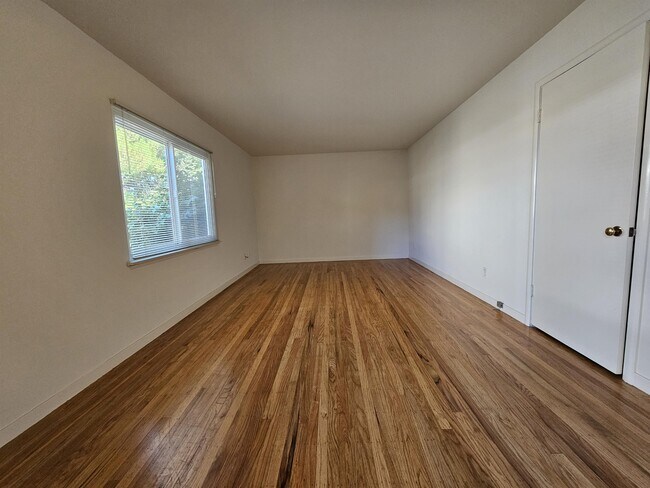 Building Photo - 831 Roble Ave