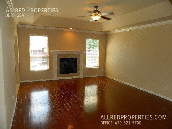 Building Photo - Beautiful 3 Bedroom 2 Bathroom Home Near T...