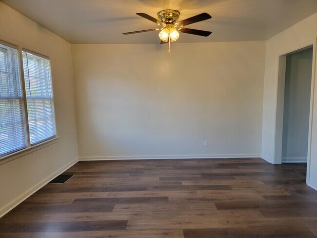 Foto del edificio - 206 E Walnut St