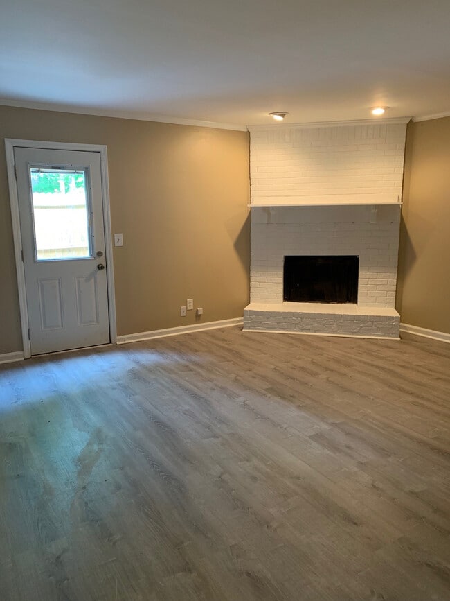 Foto del edificio - Room in Townhome on Patterson Cir
