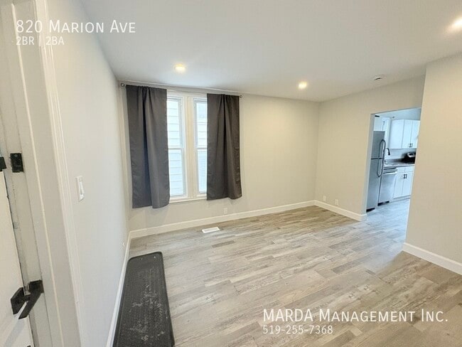 Photo du bâtiment - NEWLY RENOVATED 2 BEDROOM + DEN 1 BATH UNI...