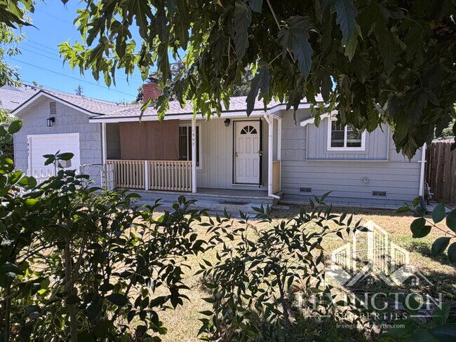 Foto del edificio - Charming 2 Bedroom Home with Large Backyard & Garage