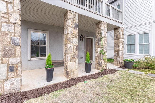 Building Photo - 956 Glenwood Park Dr SE