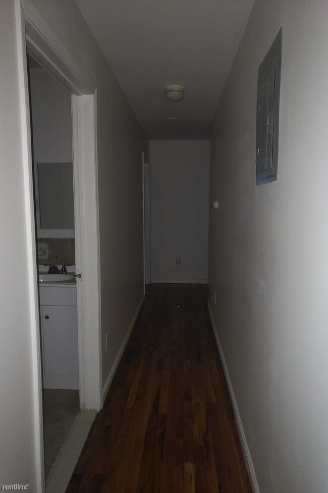 Foto del edificio - 3 br, 2 bath  - 366 E 201st St  room 2 Bath