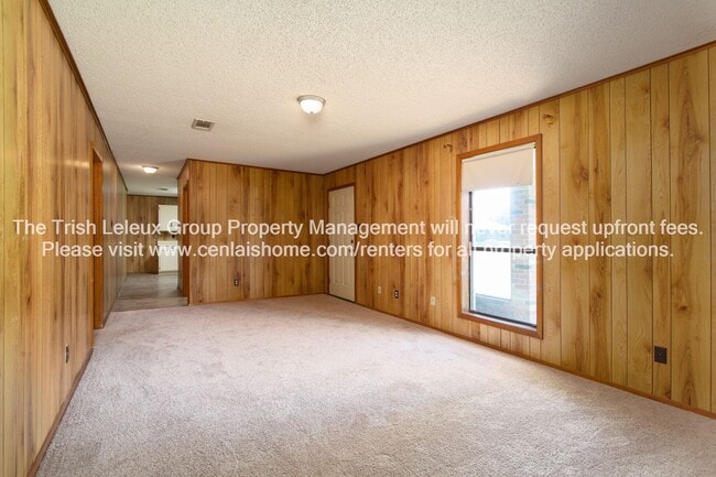 Building Photo - 3/1 Large Master bedroom close to Jackson st.