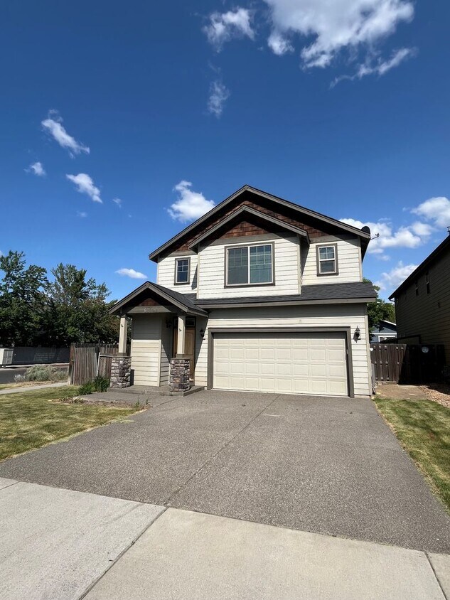 Foto principal - Spacious and Updated 3 Bed/2.5 Bath with F...