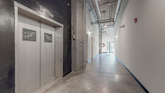Foto del edificio - **Industrial Loft-Style 1BR Near UofL – Wa...