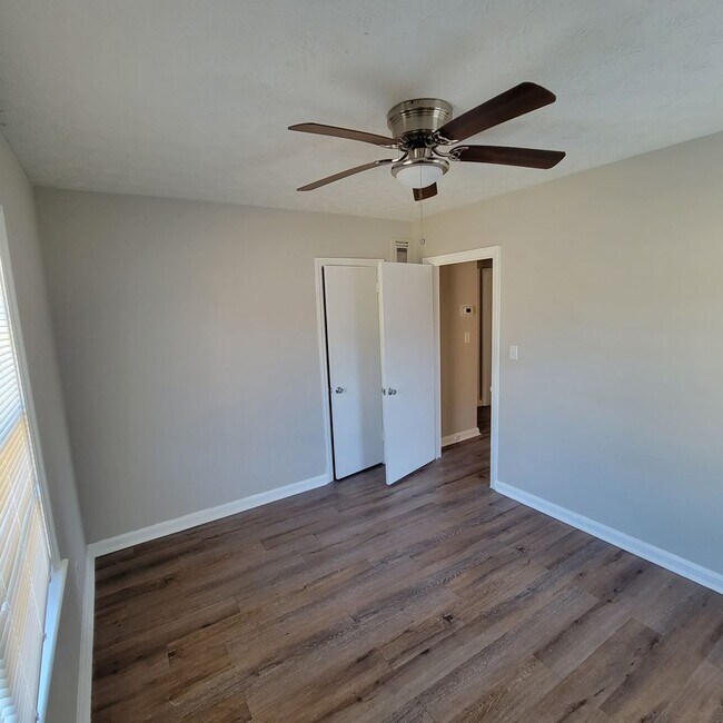 Foto del edificio - Roomy Cute Brick Ranch