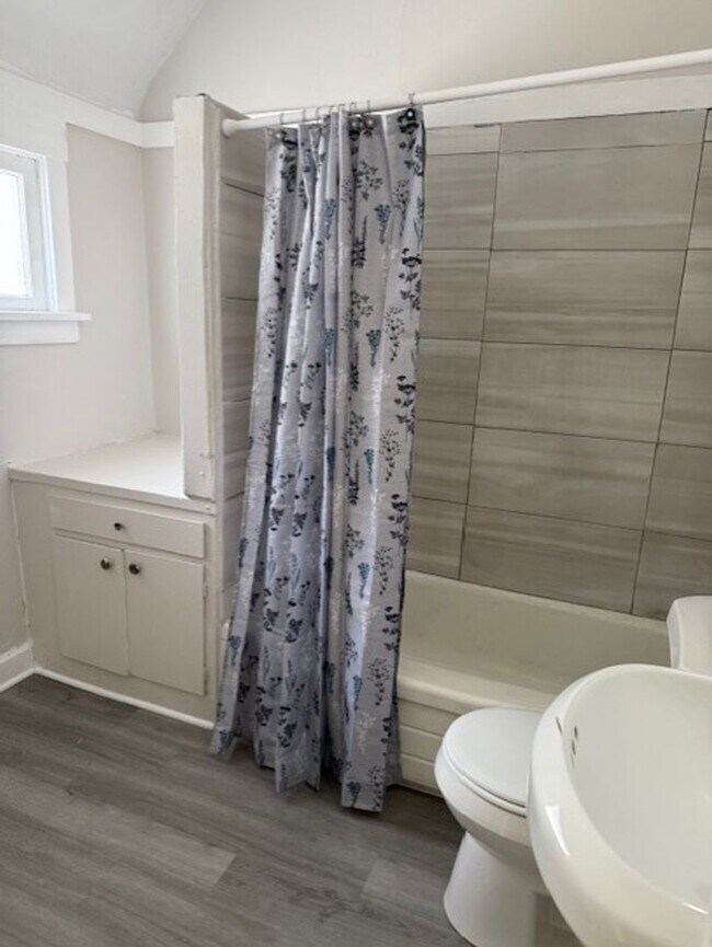 Foto del edificio - Spacious 1 bedroom with Bonus Room