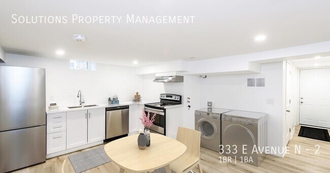 Building Photo - **Bright One Bedroom Basement Unit **