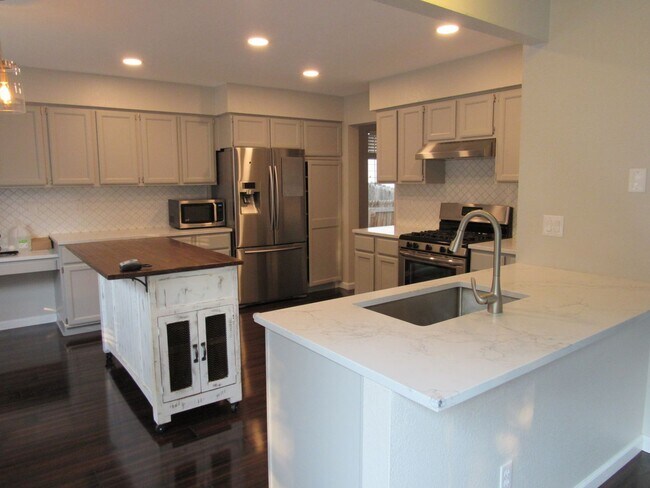 Foto del edificio - Modern and Remolded Home in Westminster wi...