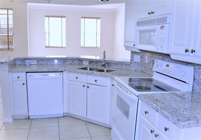 Foto del edificio - 3225 NE 184th St
