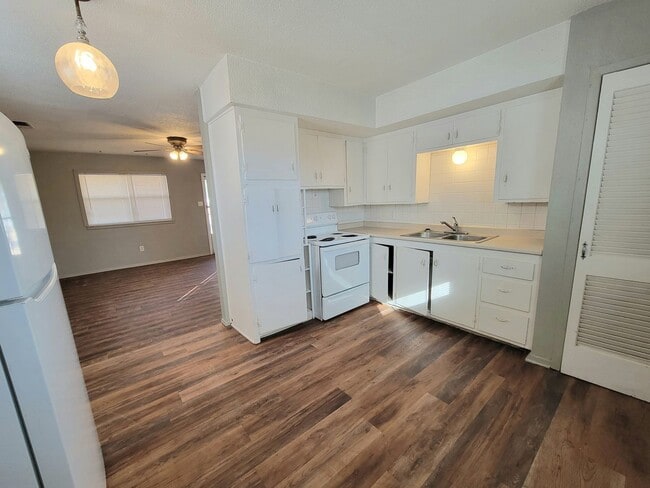 Building Photo - 3 Bedroom 1 Bath