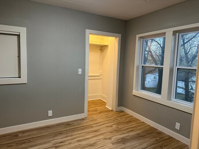 Foto del edificio - 125-127 S Connor Avenue