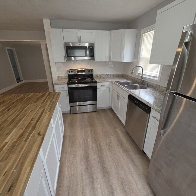 Foto del edificio - Rental ready Corner Lot with a Spacious 3 bedrooms and 2 full baths in Willis Ave in Independence...