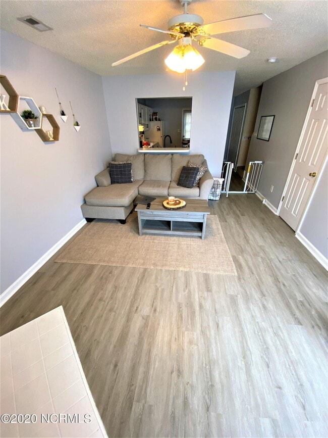 Building Photo - 303 Meadowbrook Ln