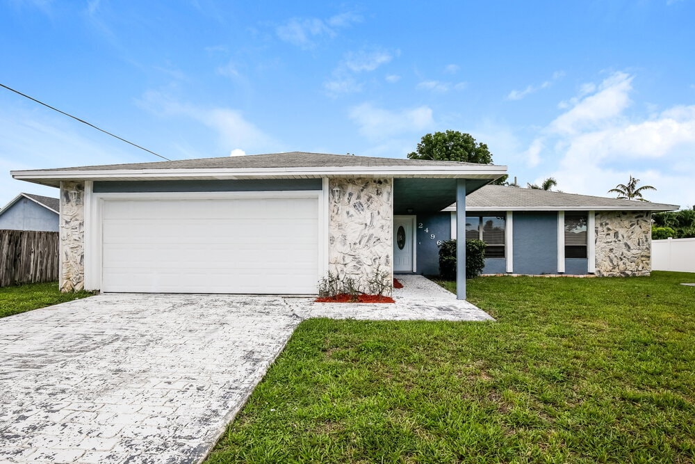 Primary Photo - 2496 SW Falcon Cir