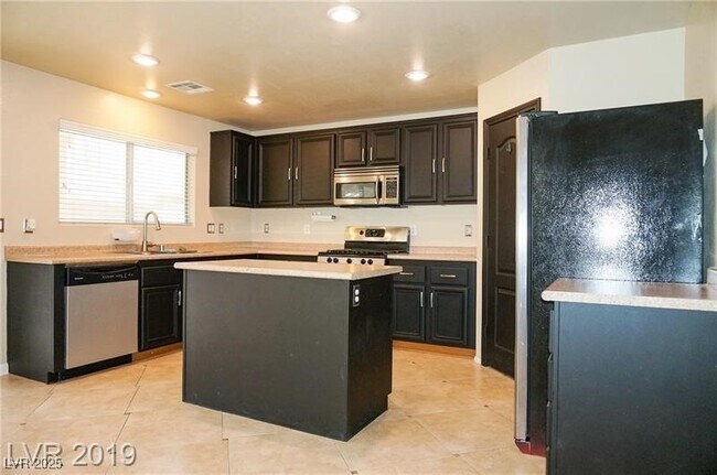 Foto del edificio - 6717 Yellowhammer Pl