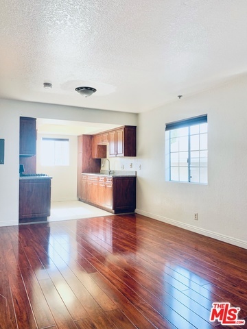 Foto del edificio - 10150 McClemont Ave