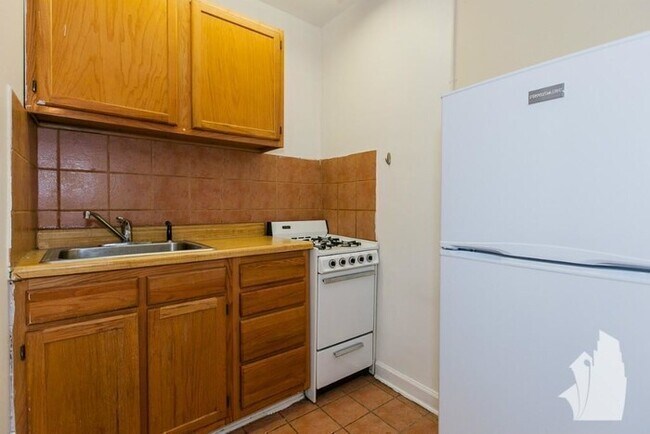 Building Photo - 505 W Belmont Ave