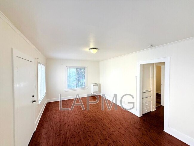 Foto del edificio - 2316 1/2 E. 3rd Street