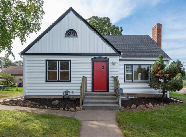 Building Photo - 884 Hyacinth Ave E