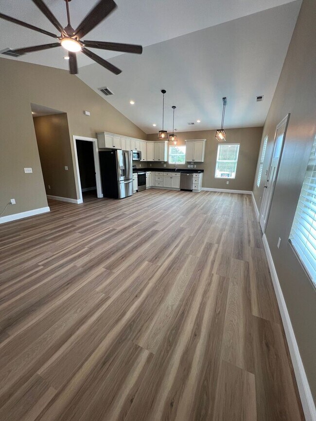 Foto del edificio - 3 BR, 2 BA Apartment - No HOA
