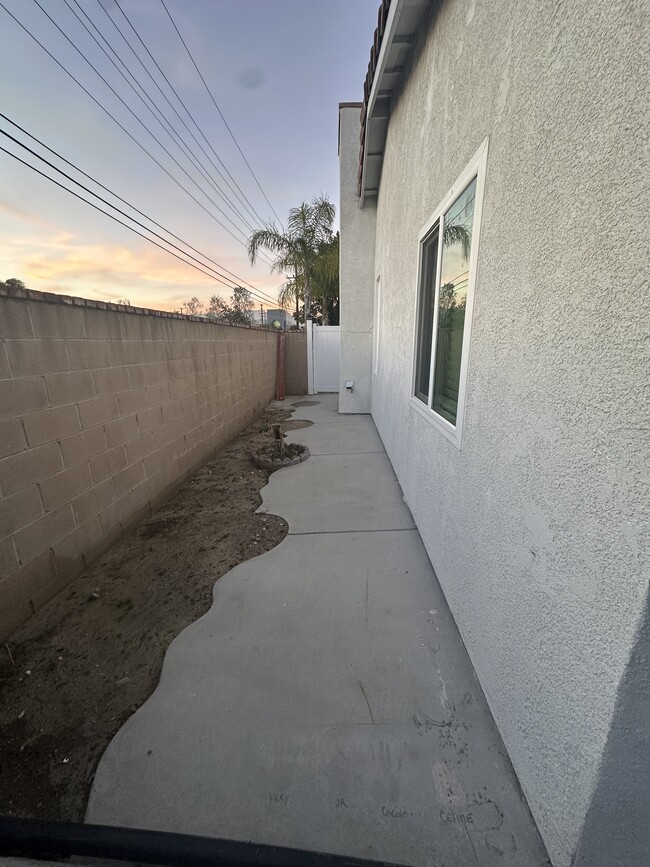 Building Photo - 491 W Carter St