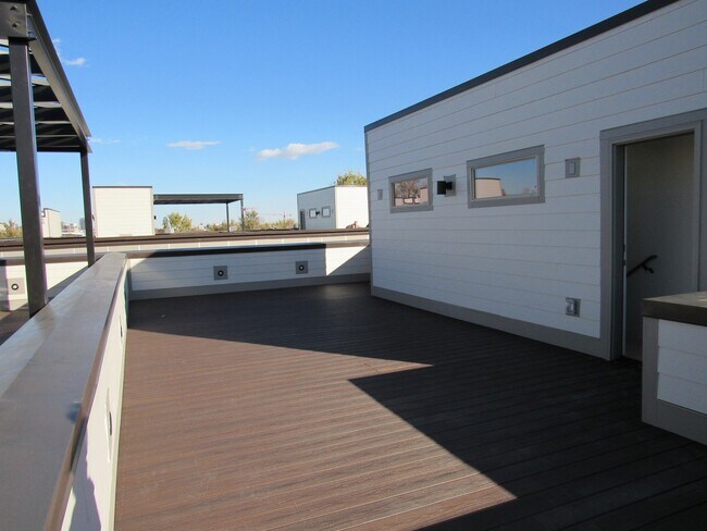 Foto del edificio - Town home a Block away from Sloan's Lake with roof top Deck