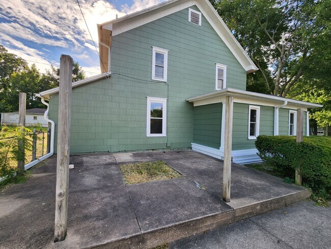 Foto del edificio - Spacious 5-Bedroom, 2-Bathroom Home AVAILA...