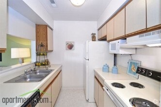 Kitchen - Valley Stream Village Apartments