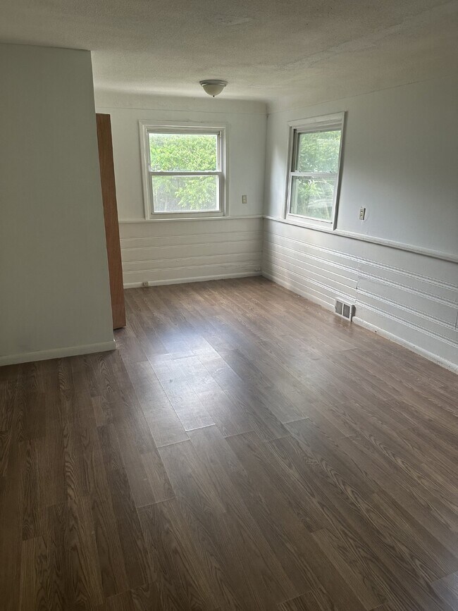 Building Photo - 3 Bedroom 1 Bath in East Cleveland