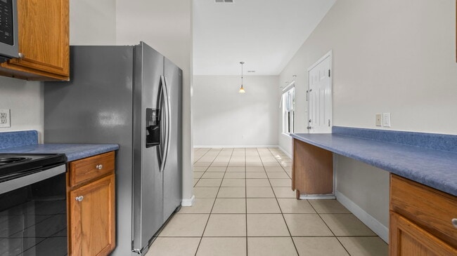 Building Photo - 601 S Cedar St