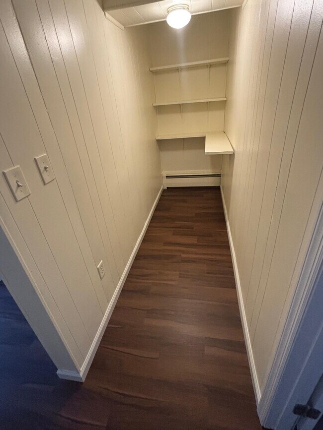 Armario - 1607 S Olden Ave