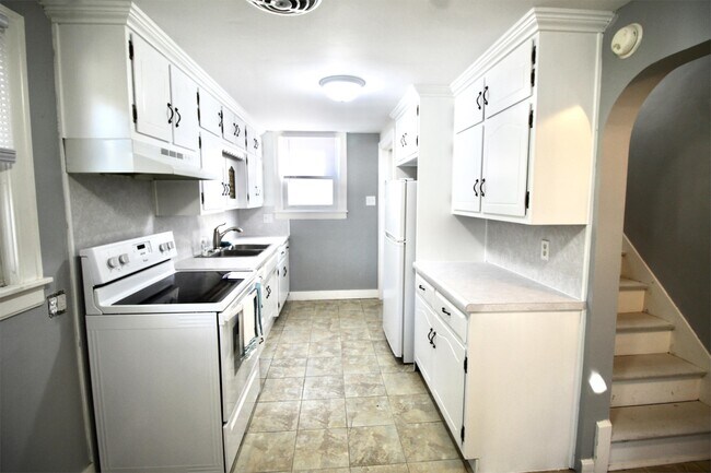 Building Photo - 2524 Poinsette Dr