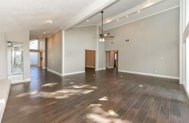 Building Photo - 6 Earlham Dr
