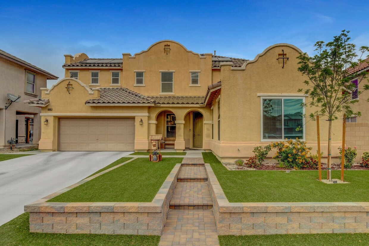 Foto principal - Spacious 4-Bedroom Home for Lease in Gated...