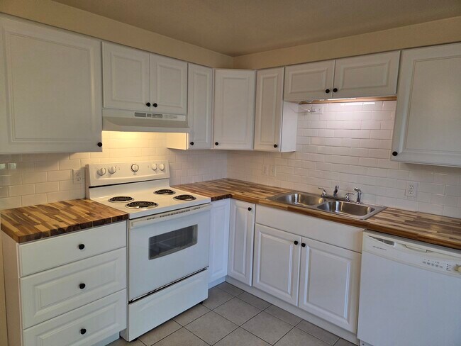 Foto del edificio - 496 Mercer Rd