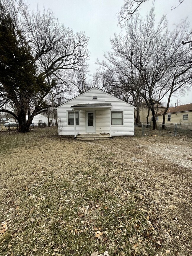 Foto del edificio - "Charming 3-Bed Home with Gleaming Hardwood Floors in Prime Wichita Location!"