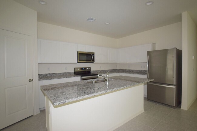 Building Photo - Practically new 4 bed 3 bath home in Mission Royale!