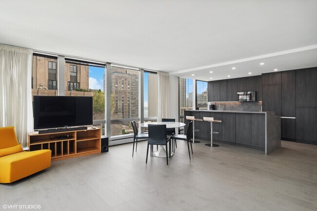 Building Photo - 1300 N Astor St