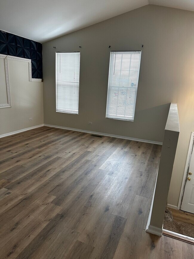 Foto del edificio - 1121 Symphony Dr