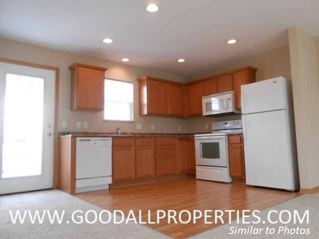 Foto del edificio - 2 Bedroom, 2.5 Bath Townhome in Urbandale with 2-Car Attached Garage