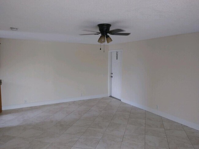 Building Photo - 32 NE 22nd Ave