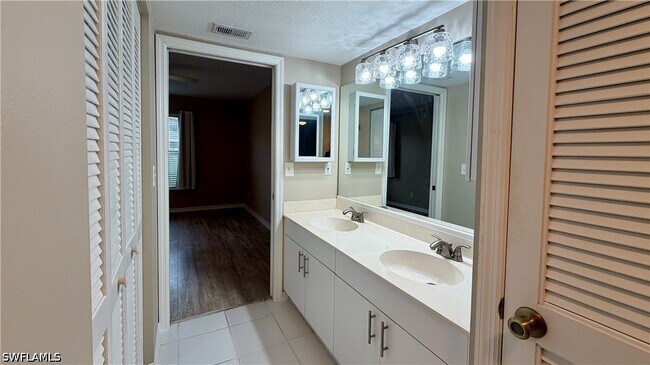 Foto del edificio - 9640 Victoria Ln