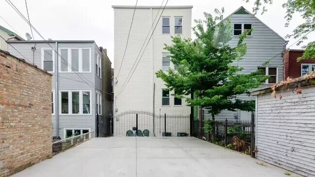 Foto del edificio - 1650 N Richmond St