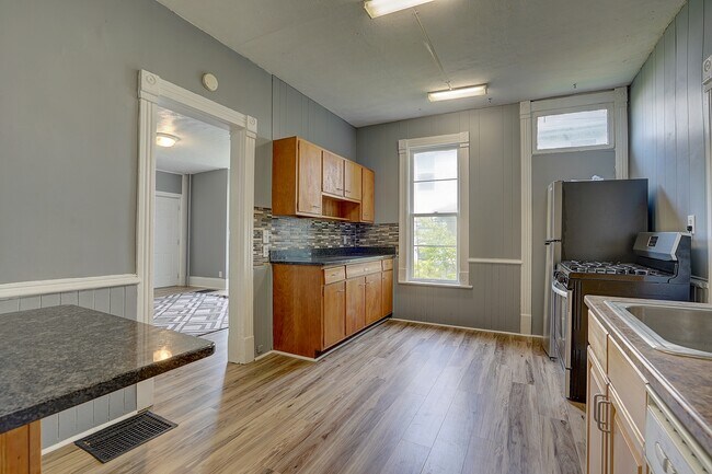 Kitchen - 516 5th Ave SE