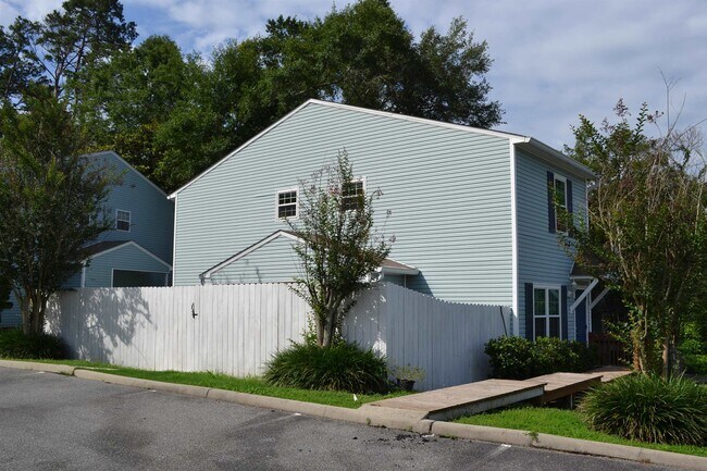Foto del edificio - 697 Timberwood Cir E